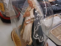 Lot 262 - globe met maria - afbeelding 2 van  3