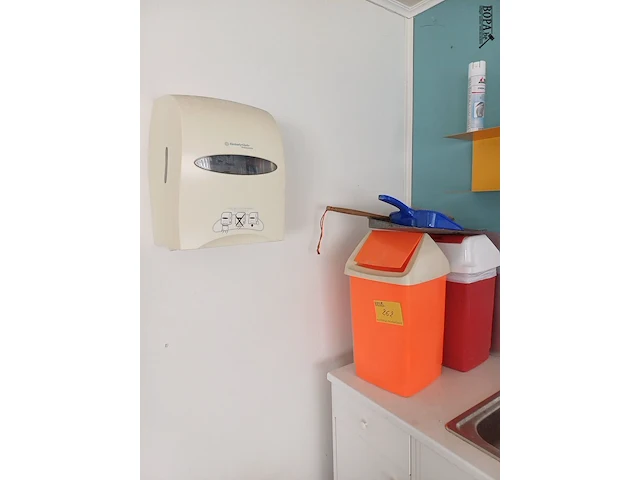 Lot 262 - vuilnisbakken, rekjes en dispensers - afbeelding 1 van  4