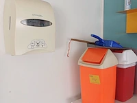 Lot 262 - vuilnisbakken, rekjes en dispensers - afbeelding 1 van  4
