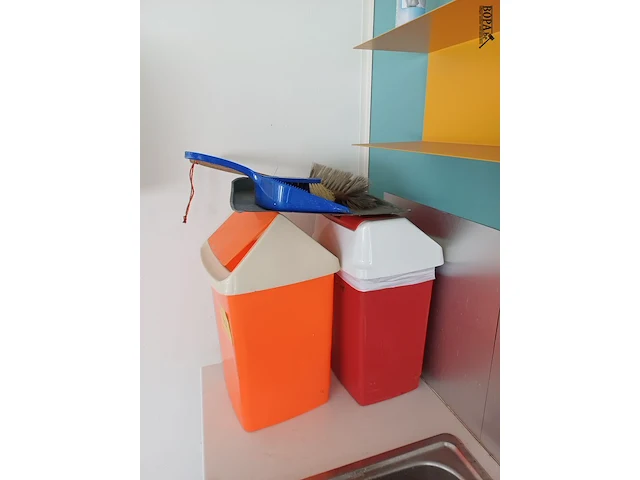 Lot 262 - vuilnisbakken, rekjes en dispensers - afbeelding 2 van  4