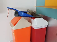 Lot 262 - vuilnisbakken, rekjes en dispensers - afbeelding 2 van  4