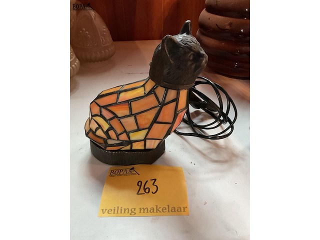 Lot 263 - bronzen kat tafellamp tiffanystijl - afbeelding 1 van  2