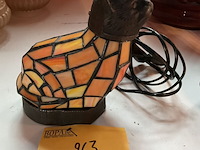 Lot 263 - bronzen kat tafellamp tiffanystijl - afbeelding 1 van  2