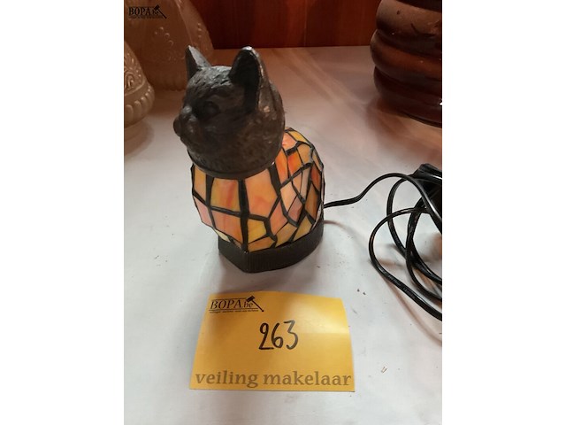 Lot 263 - bronzen kat tafellamp tiffanystijl - afbeelding 2 van  2