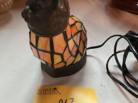 Lot 263 - bronzen kat tafellamp tiffanystijl - afbeelding 2 van  2