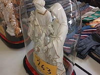 Lot 263 - globe met heilige familie - afbeelding 2 van  3