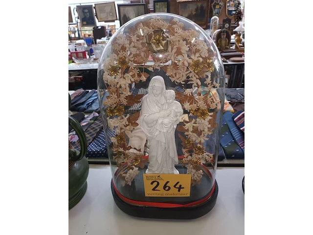 Lot 264 - globe met mariabeeld - afbeelding 1 van  3