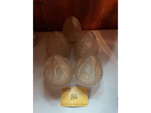 Lot 264 - lampenkappen in mat glas - afbeelding 1 van  2