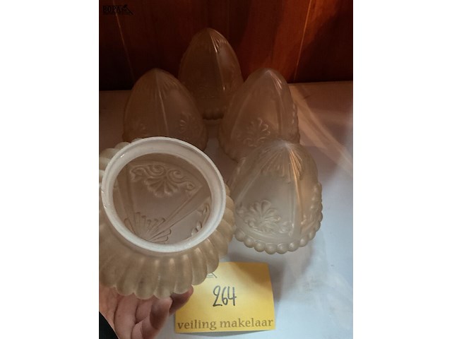 Lot 264 - lampenkappen in mat glas - afbeelding 2 van  2