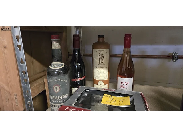 Lot 265 - diverse flessen, pinot noir, jenever, port en kurkendraaier - afbeelding 1 van  7