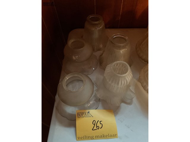 Lot 265 - diverse glazen lampenkappen - afbeelding 1 van  4