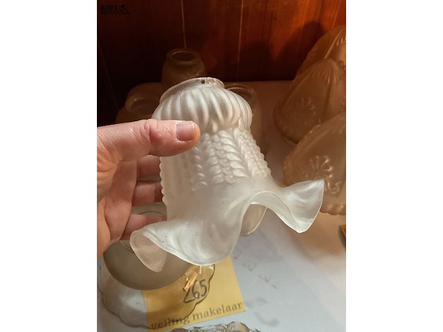 Lot 265 - diverse glazen lampenkappen - afbeelding 3 van  4