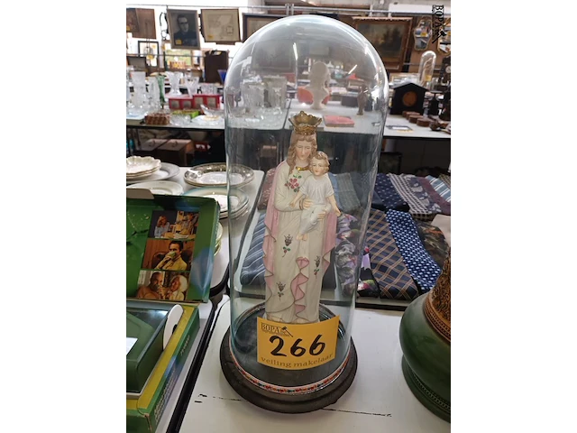 Lot 266 - globe met mariabeeld - afbeelding 1 van  3