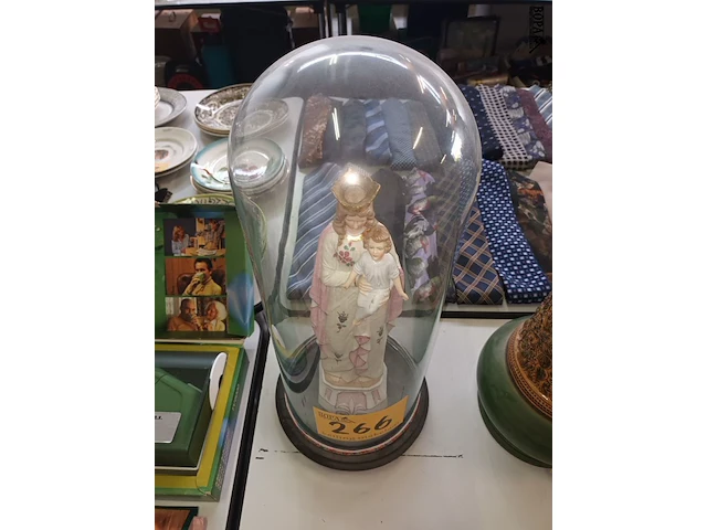 Lot 266 - globe met mariabeeld - afbeelding 2 van  3