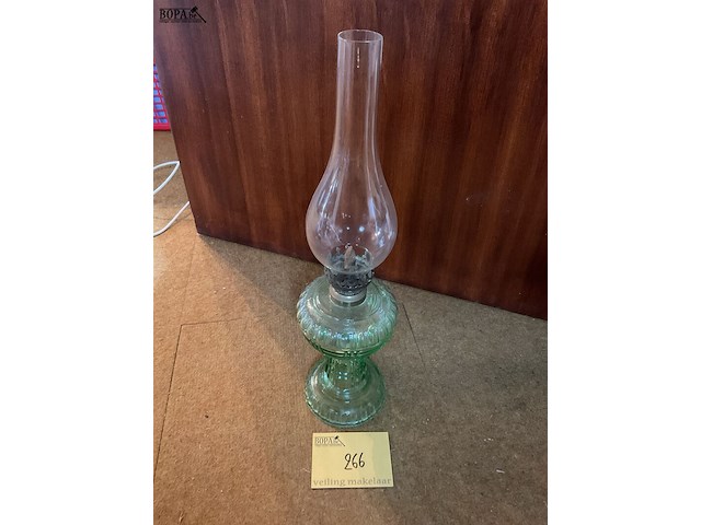 Lot 266 - olielamp - afbeelding 1 van  3