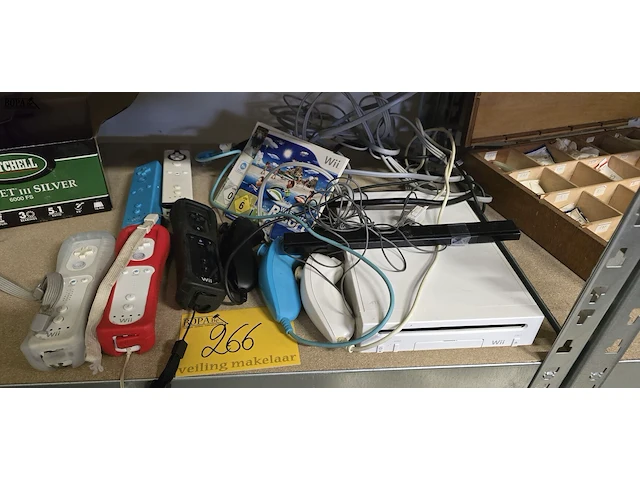 Lot 266 - wii console, remote controllers en spelletjes - afbeelding 1 van  4