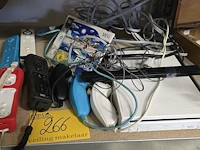 Lot 266 - wii console, remote controllers en spelletjes - afbeelding 1 van  4