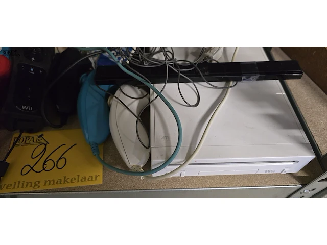 Lot 266 - wii console, remote controllers en spelletjes - afbeelding 2 van  4