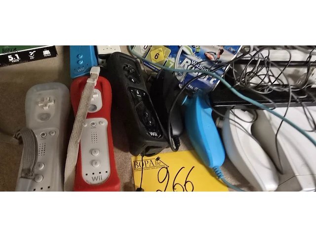 Lot 266 - wii console, remote controllers en spelletjes - afbeelding 3 van  4