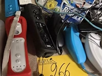 Lot 266 - wii console, remote controllers en spelletjes - afbeelding 3 van  4