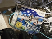 Lot 266 - wii console, remote controllers en spelletjes - afbeelding 4 van  4