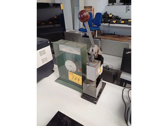 Lot 267 - analoge multimeter en james steal & co handbediende pers (h) - afbeelding 1 van  3