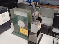 Lot 267 - analoge multimeter en james steal & co handbediende pers (h) - afbeelding 1 van  3