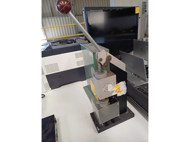 Lot 267 - analoge multimeter en james steal & co handbediende pers (h) - afbeelding 2 van  3
