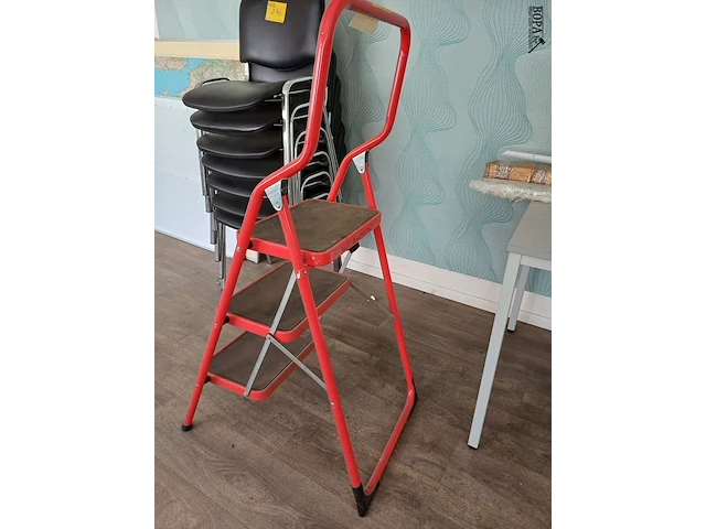 Lot 268 - traplader 2 treden rood - afbeelding 1 van  2