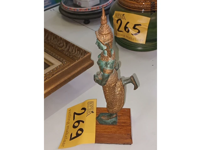 Lot 269 - bronzen beeldje op sokkel - afbeelding 2 van  3