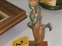 Lot 269 - bronzen beeldje op sokkel - afbeelding 2 van  3