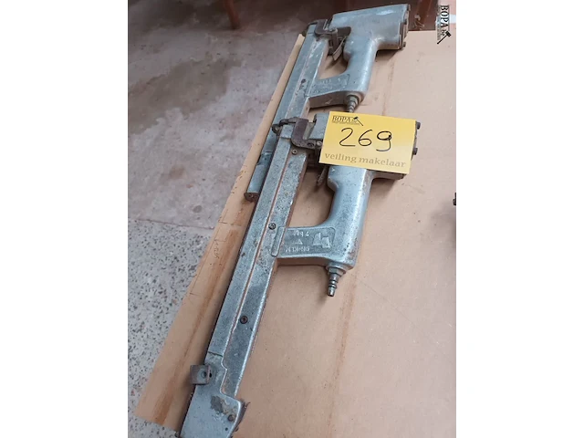 Lot 269 - pneumatisch nagelpistool. 2 stuks - afbeelding 1 van  3