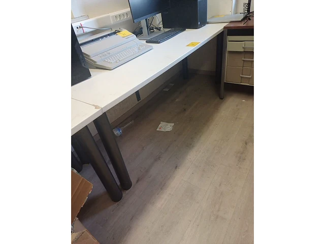 Lot 27 - bureau tafel - afbeelding 1 van  3