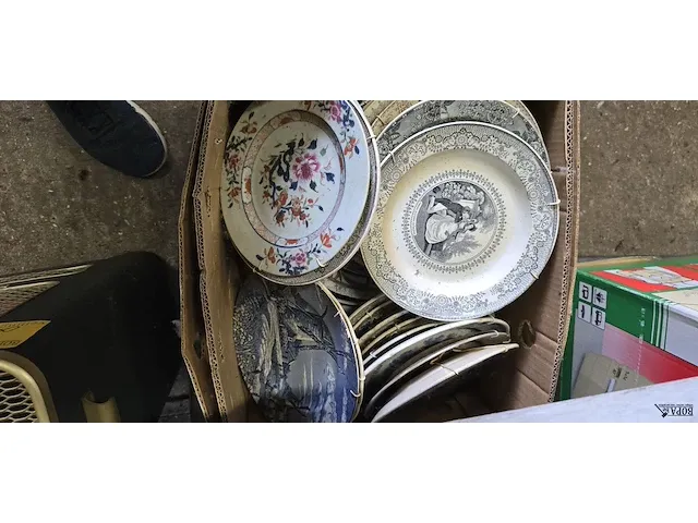 Lot 27 - doos decoratieve borden - afbeelding 2 van  3
