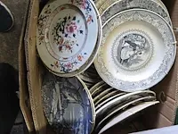 Lot 27 - doos decoratieve borden - afbeelding 2 van  3