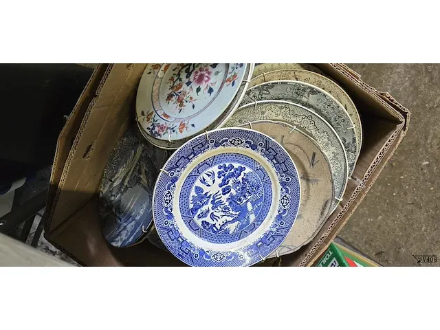 Lot 27 - doos decoratieve borden - afbeelding 3 van  3