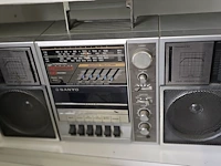Lot 27 - draagbare radio/casettespeler sanyo - afbeelding 1 van  4