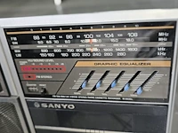 Lot 27 - draagbare radio/casettespeler sanyo - afbeelding 2 van  4