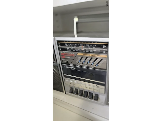 Lot 27 - draagbare radio/casettespeler sanyo - afbeelding 3 van  4