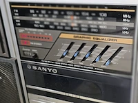 Lot 27 - draagbare radio/casettespeler sanyo - afbeelding 3 van  4