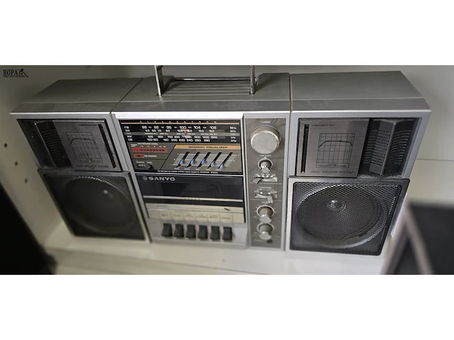 Lot 27 - draagbare radio/casettespeler sanyo - afbeelding 4 van  4