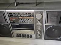 Lot 27 - draagbare radio/casettespeler sanyo - afbeelding 4 van  4
