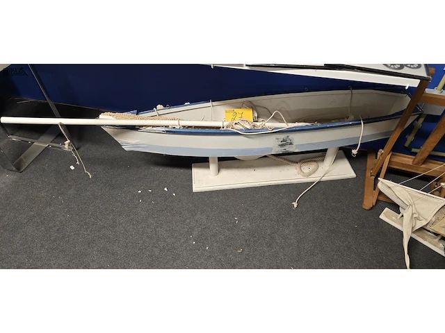 Lot 27 - grote model boot - afbeelding 1 van  3