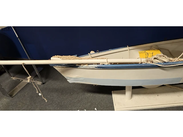 Lot 27 - grote model boot - afbeelding 2 van  3