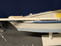 Lot 27 - grote model boot - afbeelding 2 van  3