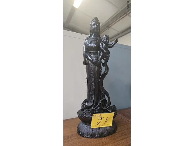 Lot 27 - houten beeld van guanyin, hoogte 60 cm - afbeelding 1 van  3