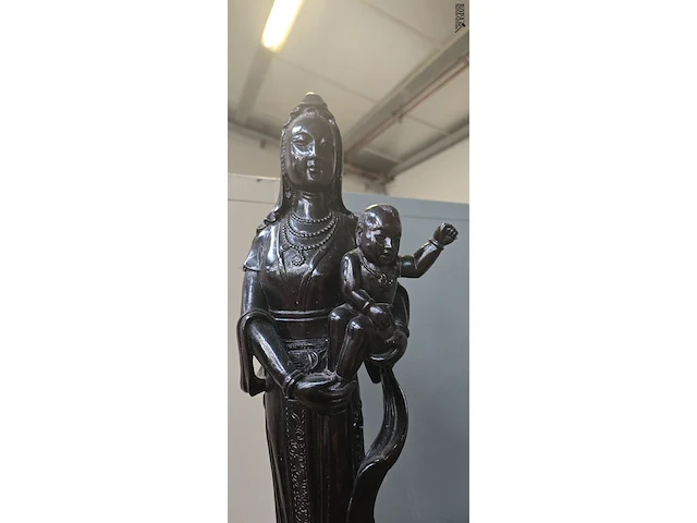 Lot 27 - houten beeld van guanyin, hoogte 60 cm - afbeelding 2 van  3