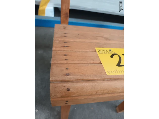 Lot 27 - houten kinderstoeltje - afbeelding 2 van  4