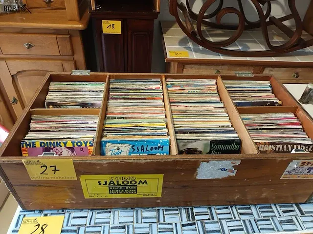 Lot 27 - houten koffer met singles. 530 stuks - afbeelding 1 van  7