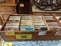 Lot 27 - houten koffer met singles. 530 stuks